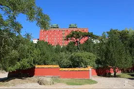 河北承德有一座“小布达拉宫”，建筑精美，可它的窗户却好奇怪图片