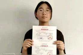 这个暑假，高考598分的栾川女孩，每天都为妈妈洗脚图片