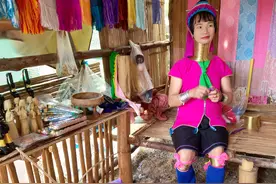 脖子套铜环的长颈族图片