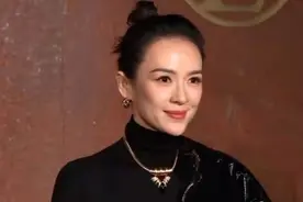 章子怡压轴亮相LV大秀！穿皮衣气场十足，舒淇穿一身黑大抢风头图片
