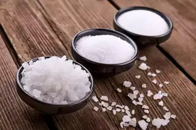 超市的食盐品种多，哪种更适合家庭做饭？食盐，怎么选更健康？图片