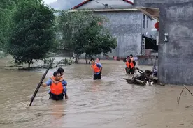 湖南龙山遭遇特大暴雨 民警迅速开展救援图片