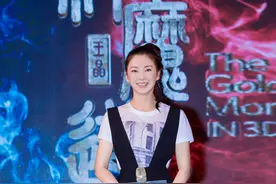 张雨绮终于不性感了，穿黑色背带裙配T恤，扎麻花辫说20岁都信图片