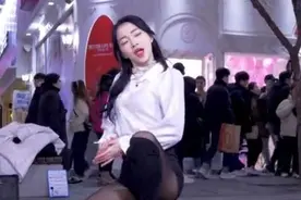 韩国女团街头卖艺，看上去光鲜，却连丝袜都是破的图片