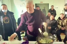 64岁赵本山秀厨艺，众徒弟夸赞有食欲，网友：卖相差，溜须拍马图片