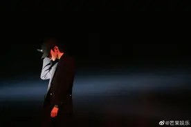 蔡徐坤彩排《情人》舞台，神秘浪漫灯光氛围期待，你轻轻一个吻图片