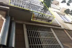 楼上装防盗窗凸出墙面40公分，在上面养花晒衣服，当自家阳台用图片