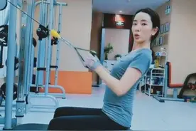 央视主持人李思思晒健身照，穿紧身衣秀蚂蚁腰，大长腿似有1米2图片