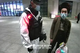 河南农民工带100万现金上火车 乘警三千里守护送回家图片