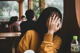 I'm a little shy千万别翻译成"我有点害羞"! 不然就闹笑话了图片