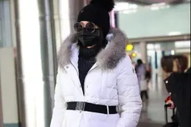 胡杏儿挺着孕肚也爱美，羽绒服扣不上就勒条腰带，意外时髦又洋气图片