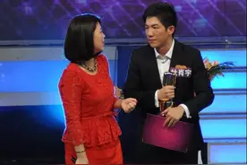 李湘穿得抢眼，一身红色紧身装秀曲线，有这身材难怪被王岳伦宠图片