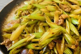 家常下饭菜谱，芹菜炒肉，简单美味营养，有点费米饭图片