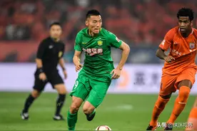 于大宝被队友金玟哉说的一无是处，难道他真的踢不了中后卫吗？图片