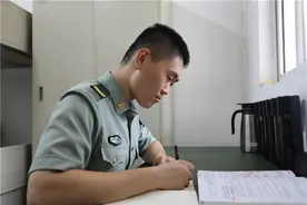 某部一连8名服役期满士兵集体申请留队——一封特殊的留队申请书图片