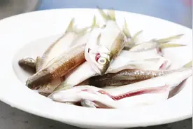 麻辣香酥鱼的正宗做法，饭店卖60多元一份，家里做不到20元视频封面