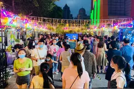 1万一只！南京夜市，惊现王思聪同款网红鸭图片