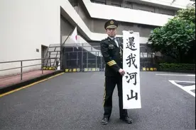在靖国神社里，张哲瀚微笑比“V”，那个中国男人却放了一把火图片