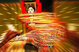 杂技一刻：上百个呼啦圈，玩起来并不轻松图片