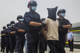 新疆喀什警方斩断一条电信诈骗黑灰产业链 抓获犯罪嫌疑人8名图片