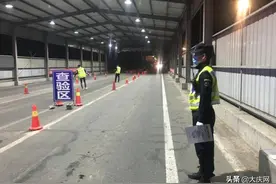 “车水马龙”的夜！直击夜里民警坚守卡口全程图片