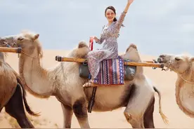 妻子团骑骆驼体验大漠风情 吉娜碎花长裙时尚减龄图片