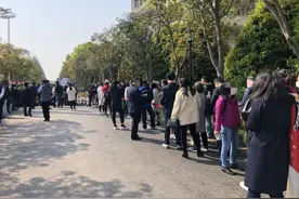 上海太魔幻！最高一套8000万，戴口罩排队抢豪宅，竟然打起来了！图片