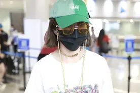 乃万亮相变嘻哈女孩 玩下衣失踪秀美腿图片
