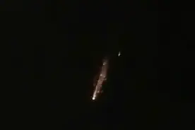 划破长空，长征三号乙运载火箭发射失利碎片点亮关岛上空图片