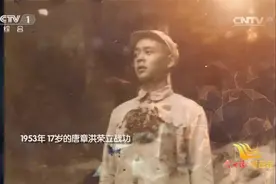 在硝烟弥漫的战壕里，他高举拳头，立下誓言……图片