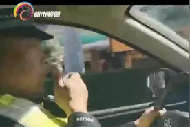 少年口吐鲜血急需就医 曲靖交警急驰开道图片