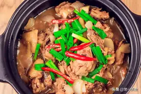 巧用砂锅炖鸡肉，一炒一焖10分钟就上桌，好吃易学，比大盘鸡还香图片