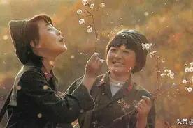 排长与列车女兵告别，两次亲密接触，都被门外脚步打断图片