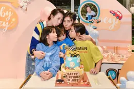 张晋晒全家福庆儿子满两岁，乐儿被爸妈、姐姐围着亲，小卷发萌翻图片