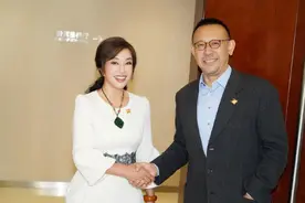 64岁刘晓庆太霸气，遇前任姜文主动握手，两人合影比男方还年轻图片