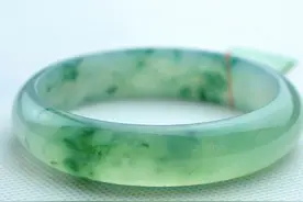 与男友分手后的第三天，他母亲找上门，手里拿着我还回去的玉镯图片