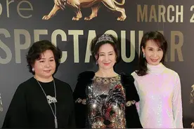 何超琼三姐妹同框，穿亮片裙配皇冠站C位好贵气，豪门气质最出众图片