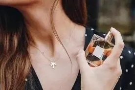 女人喷香水时，尽量少犯3个"基本错误"，否则味道易散，还难闻图片