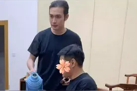 网友晒出张彬彬私下饭局照，与同席女性贴身合影，发量成亮点图片