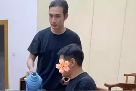 网友晒出张彬彬私下饭局照，与同席女性贴身合影，发量成亮点图片