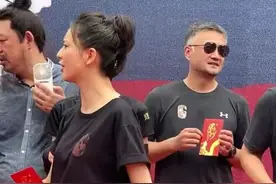 佟丽娅亮相新剧发布会，素颜差点没认出，场面混乱化身老大来撑场图片