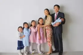 “超人妈妈”火了，女博士8年生下5个娃，考哈佛和怀孕同时进行图片