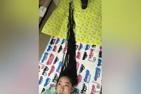 从出生就没有剪过头发，她剪下世界上最长的头发，破了世界纪录。图片