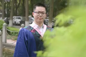 以第一名保送名校，为驻华大使做翻译，这位“超强学霸”斩获奖项无数！图片