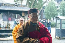 父母带2岁女儿去寺庙上香，到门口却被一位老和尚拦下：小孩止步图片