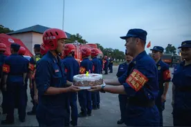 湖北消防员在江西鄱阳湖屯兵点的特别生日图片