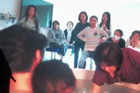 Ella水中生产，老公泪吻剪脐带，网友：生孩子的样子真丑图片