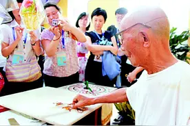 樊德然：靠糖画技艺，成非物质文化遗产传承人，曾受邀到法国表演图片