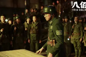《八佰》六大幕后冷知识，人工开凿新苏州河，消耗了5吨旧报纸图片