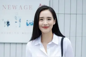 王智穿白衬衫搭红色复古波点裙，“秋雅”还是那么的有魅力图片